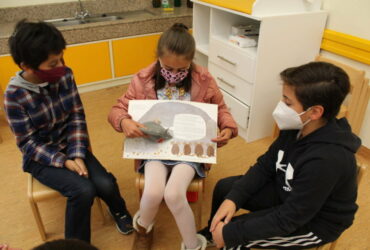 P4-Kinder lesen den K2-Kindern Geschichten vor