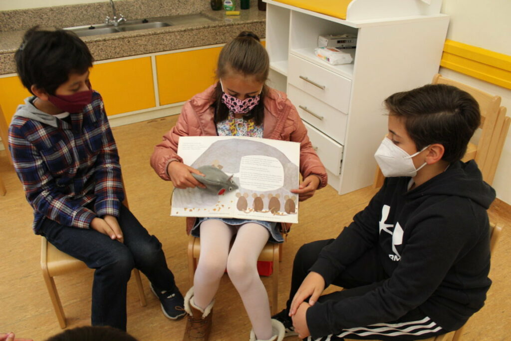 Los niños de P4 leen cuentos a los niños de K2