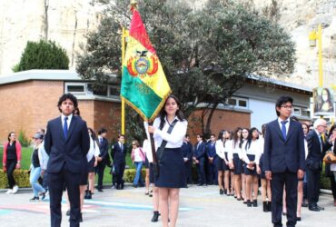 Die Banda der Deutschen Schule nimmt an der Parade zum Tag des Meeres teil