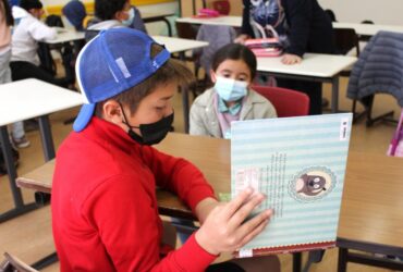 Grundschulkinder lesen jüngeren Kindern Geschichten vor