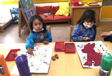 Descubriendo el universo de la artista Yayoi Kusama con los niños del K0A