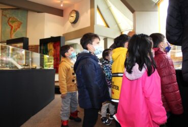 Kindergarten besucht die Antiquitätenausstellung