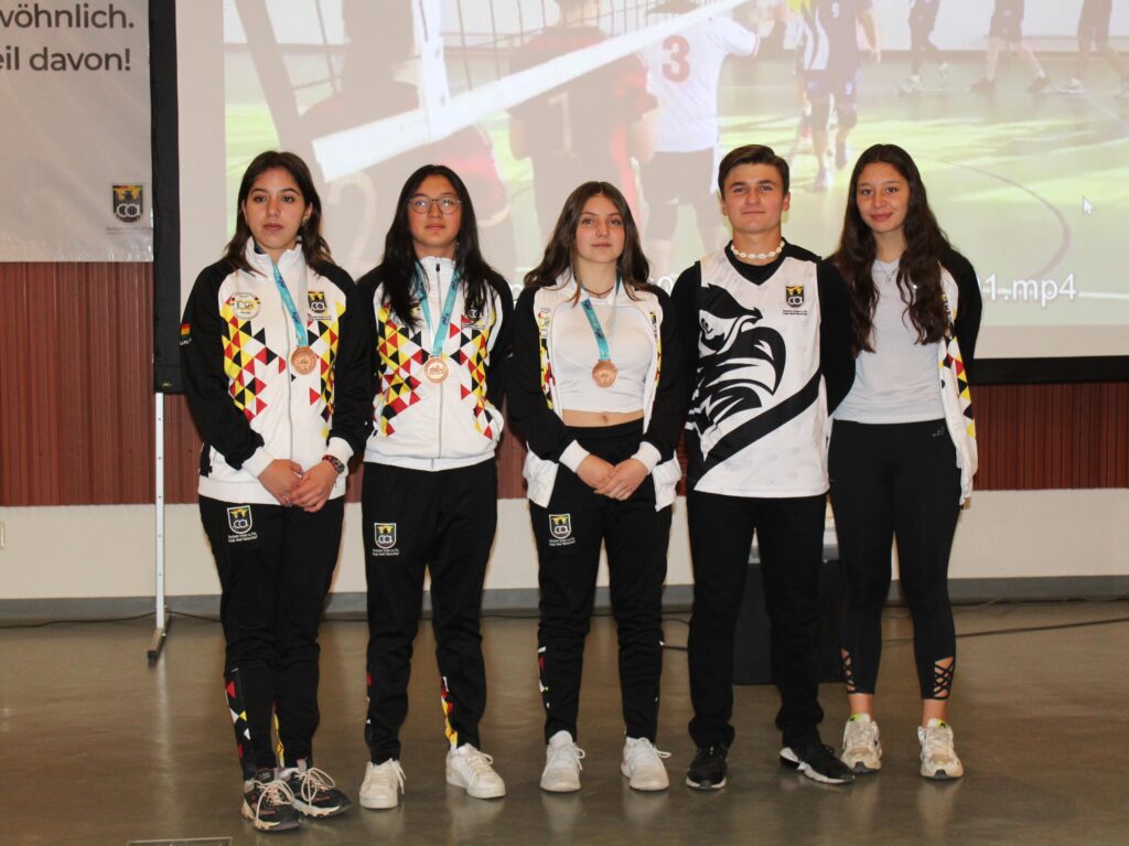 Premiación al equipo del Colegio Alemán «Mariscal Braun» en los juegos Humboldt