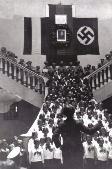 Inicia la Dictadura Nacionalsocialista
 	Reichskanzler: Adolf Hitler
 	10mo Aniversario del Colegio
 	CEA: Augusto Elsner