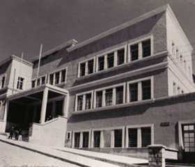 Umbennenung in “Colegio Mariscal Braun”
 	Inauguration der neuen Schule in der Calle Aspiazu  (10.05)
 	Alfredo Ayala wird erster bolivianischen stellvertretender Direktor
 	●	Bolivianische Regierung enthüllt Putschversuch, in Auftrag gegeben von Nazi-Deutschland an die Partei Movimiento Nacionalista Revolucionario - MNR (20.07)