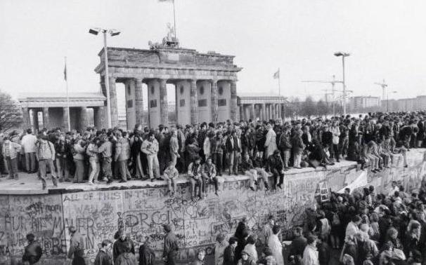 Caída del muro de Berlin (09.11)
 	Presidente: Jaime Paz Zamora