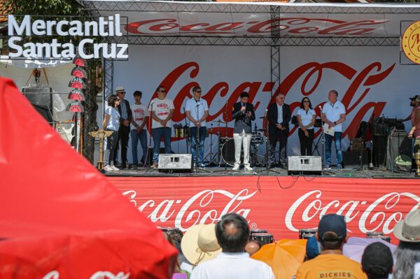 El evento también tuvo un momento de gran orgullo y reconocimiento internacional. Durante la Kermesse, el Colegio Alemán "Mariscal Braun" recibió la certificación oficial de "Excelente Colegio Alemán en el Extranjero", enviada desde Alemania y firmada por el Presidente de la República Federal de Alemania, Frank-Walter Steinmeier. La entrega del prestigioso reconocimiento fue realizada por el Embajador de Alemania en Bolivia, Dr. José Schulz, quien destacó la calidad educativa y el compromiso del colegio con la excelencia académica y cultural.