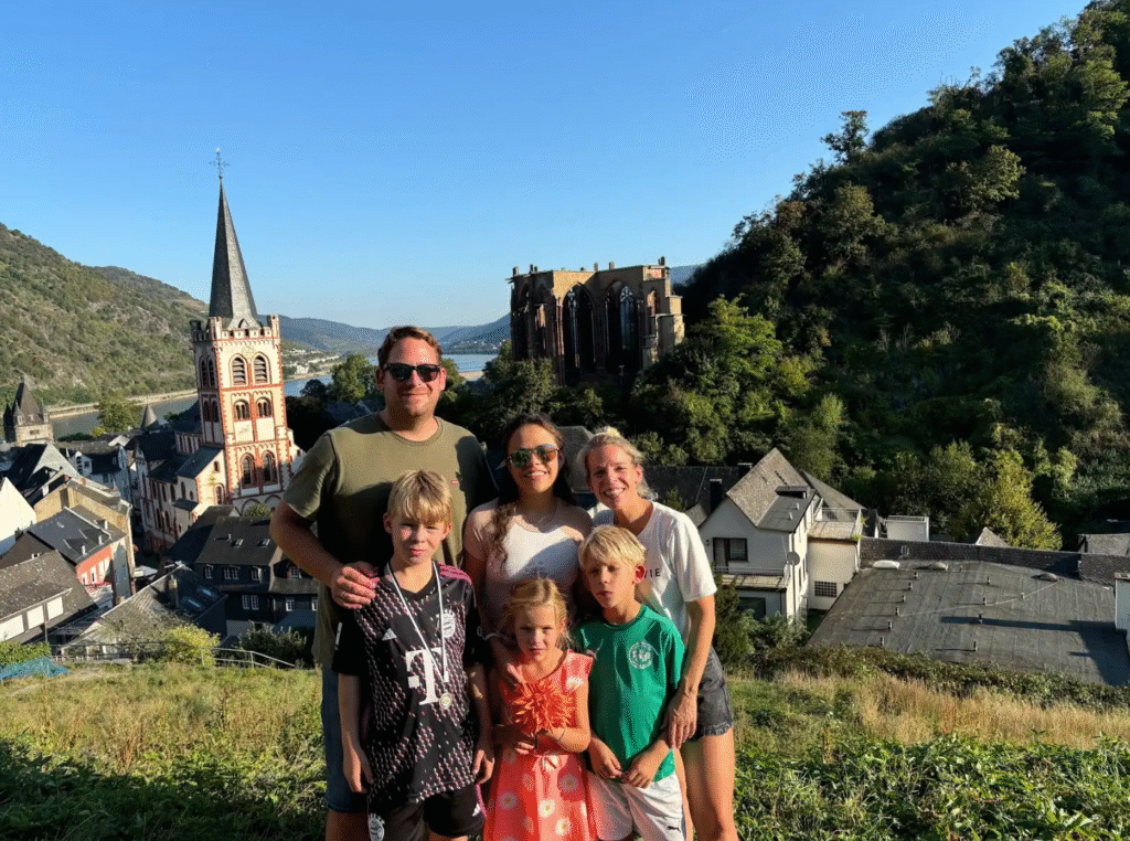 Estudiante de intercambio de excursión con su familia anfitriona en Alemania