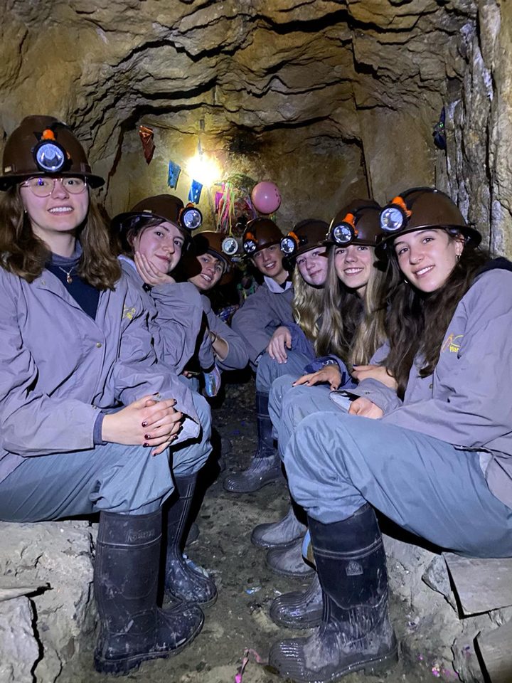 Jugendliche mit Helmen bei der Besichtigung einer historischen Mine in Potosí