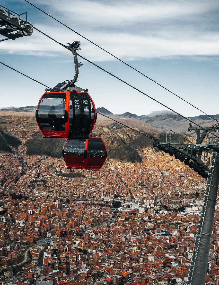 Blick auf die Stadtseilbahn Mi Teleférico über La Paz