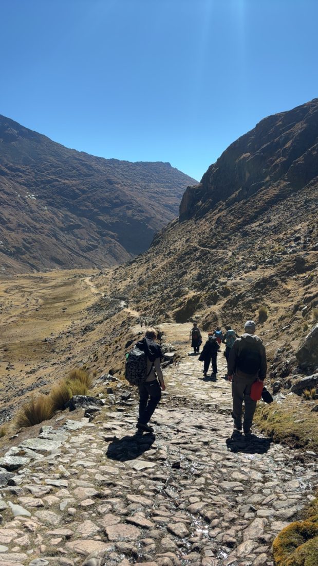 Gruppe wandert auf einem Bergpfad in den Anden bei La Paz