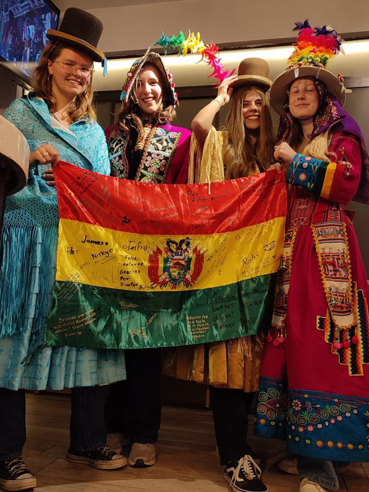 Bienvenida en La Paz con la bandera boliviana y trajes típicos
